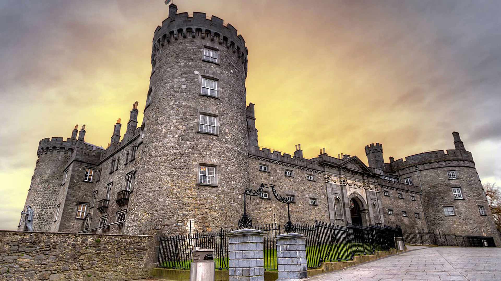 Set amidst 170 acres of parkland, Lyrath Estate Kilkenny is located on the outskirts of Kilkenny City. It offers air-conditioned rooms, a spa, an indoor infinity pool, The 10 Best Kilkenny County Hotels - Where To Stay in