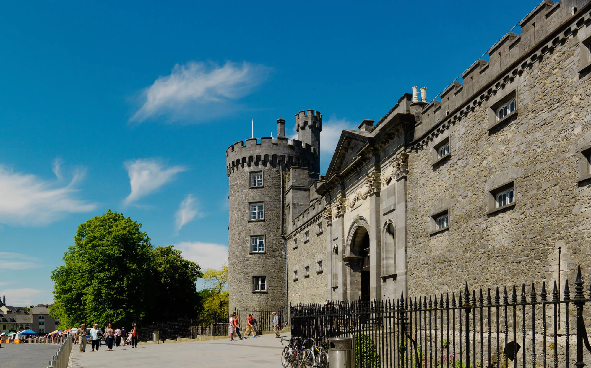 Featured image for the article: Day Trips to Rock of Cashel